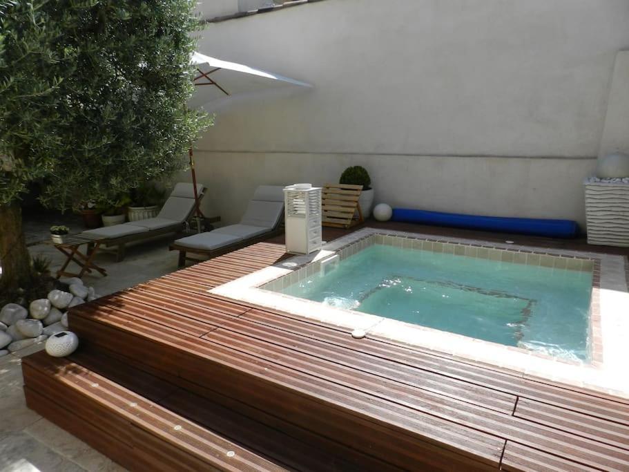 Le Maset Des Aires Avec Vue Sur Le Luberon Et Son Jacuzzi Exterieur Disponible De Juin A Mi-Septembre Maubec  外观 照片