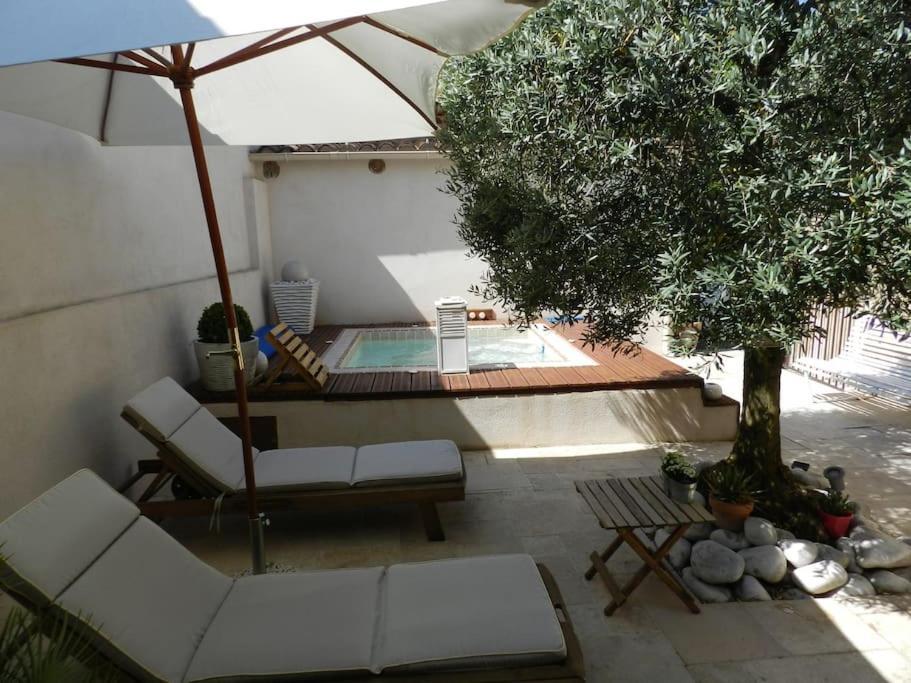 Le Maset Des Aires Avec Vue Sur Le Luberon Et Son Jacuzzi Exterieur Disponible De Juin A Mi-Septembre Maubec  外观 照片